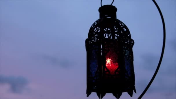 Linterna Árabe Ornamental Tradicional Con Velas Encendidas — Vídeos de Stock