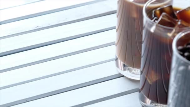 黒のテーブルの上のコーヒー 冷たいラテ 豆のアイス — ストック動画