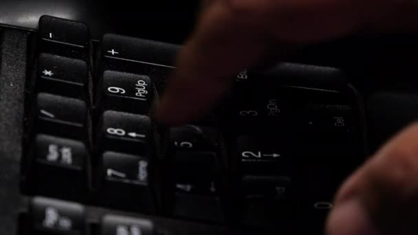Die Hände Des Mannes Tippen Auf Der Tastatur — Stockvideo