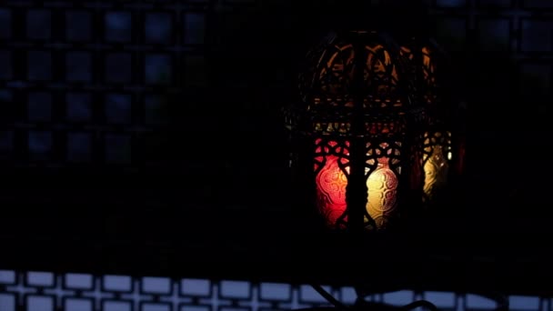 Lampu Arab Ornamental Tradisional Dengan Lilin Yang Menyala — Stok Video