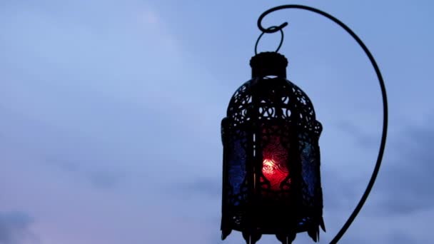 Παραδοσιακά Διακοσμητικά Αραβικά Φανάρι Ένα Κεριά Καύση — Αρχείο Βίντεο