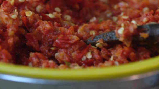 Čerstvé Posouvání Chilli Pasty — Stock video