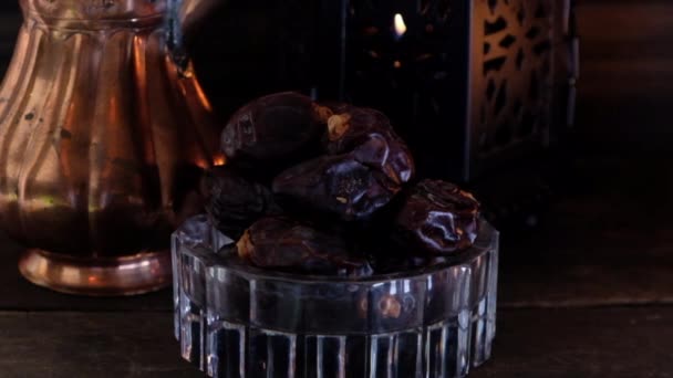 Dates Juteuses Sur Une Vieille Table Bois — Video