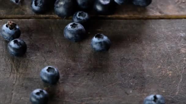 木制桌子上新鲜成熟的蓝莓 — 图库视频影像