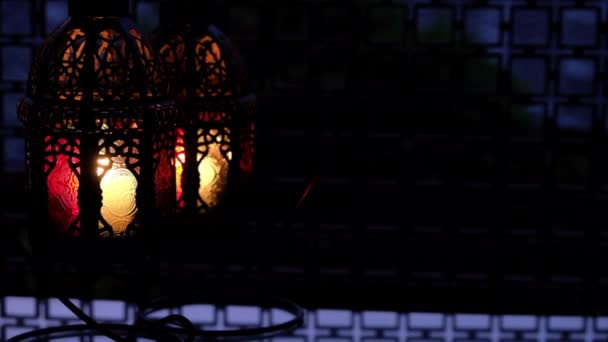 Lampu Arab Ornamental Tradisional Dengan Lilin Yang Menyala — Stok Video