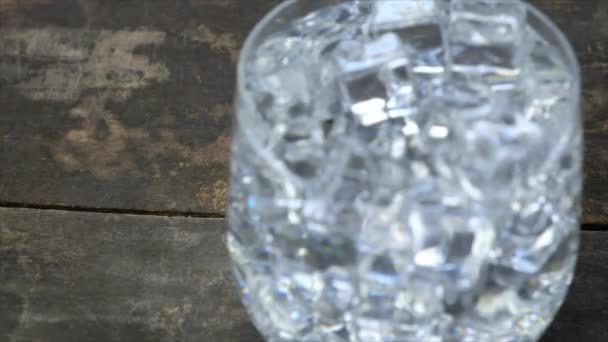 ガラスのグラスに氷を水します — ストック動画