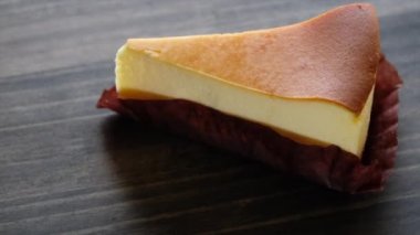 Ahşap arka plan üzerinde tatlı Cheese cake