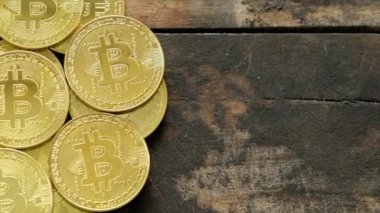Ahşap arka plan üzerinde cryptocurrency bitcoins.