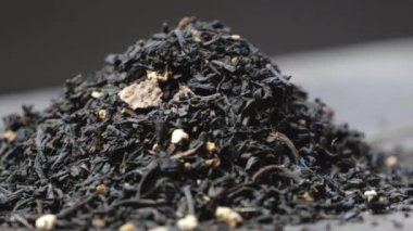 Masanın üzerinde gri çay makinası