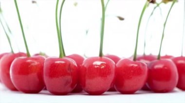 Tatlı ve beyaz arka planda, taze meyve sağlıklı kiraz