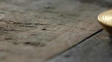 Ahşap arka plan üzerinde cryptocurrency bitcoins.