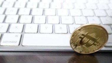 Altın madeni para ile klavye tarafından haddeleme bitcoin 