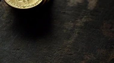 ahşap arka plan üzerinde Btc cryptocurrency için altın sikke
