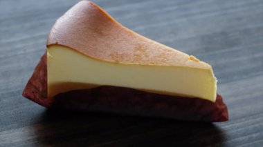 Ahşap arka plan üzerinde tatlı Cheese cake