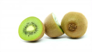 Beyaz arka planda taze kivi meyvesi