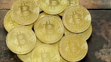 Ahşap arka plan üzerinde cryptocurrency bitcoins.