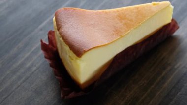 Ahşap arka plan üzerinde tatlı Cheese cake