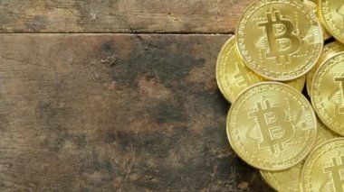 ahşap arka plan üzerinde Btc cryptocurrency için altın sikke