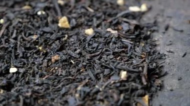 Masanın üzerinde gri çay makinası