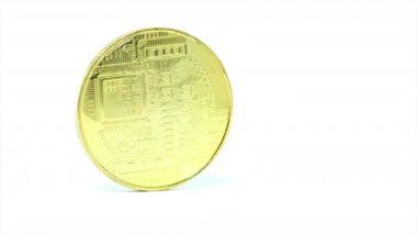 Beyaz arka plan üzerinde izole bitcoin simgesi olan altın sikke