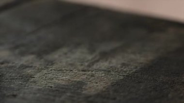 Ahşap arka plan üzerinde cryptocurrency bitcoins.