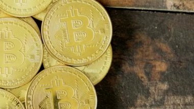 ahşap arka plan üzerinde Btc cryptocurrency için altın sikke