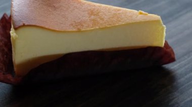 Ahşap masa üstüne peynir pasta bir dilim
