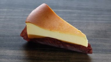 Ahşap arka plan üzerinde tatlı Cheese cake