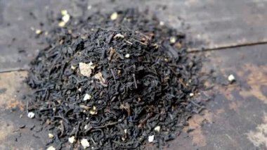 Masanın üzerinde gri çay makinası