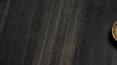 ahşap arka plan üzerinde Btc cryptocurrency için altın madeni para