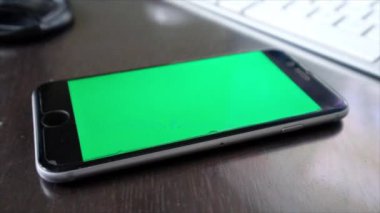 boş ekranda yeşil ahşap masa evde ile Smartphone
