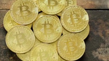ahşap arka plan üzerinde Btc cryptocurrency için altın sikke
