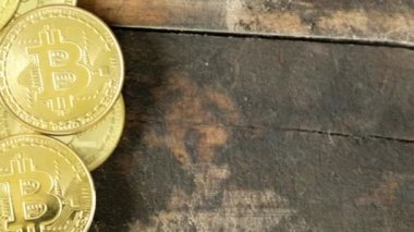 ahşap arka plan üzerinde Btc cryptocurrency için altın sikke