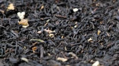 Masanın üzerinde gri çay makinası