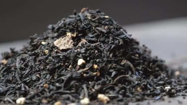 Thé gris sec sur la table 