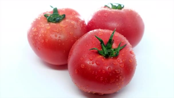 Reife Tomaten Mit Wassertropfen — Stockvideo
