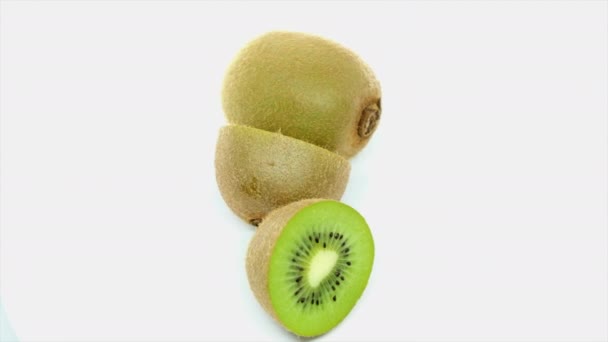 Frische Kiwi Früchte Auf Weißem Hintergrund — Stockvideo