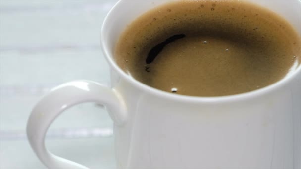 おいしい新鮮なコーヒーのマグカップ — ストック動画