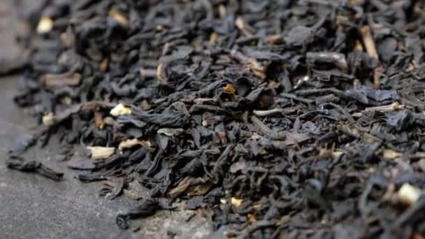 Thé gris sec sur la table 