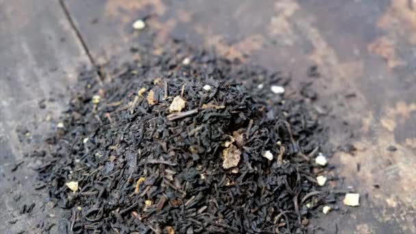 Thé gris sec sur la table 