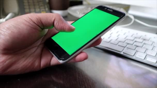緑色の画面を持つスマート フォンを持っている手 — ストック動画