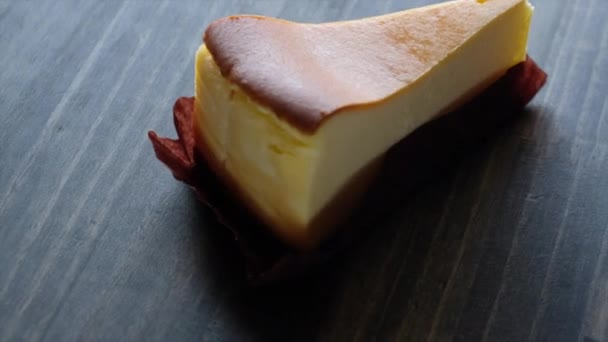 Сладкий Сырный Торт Деревянном Фоне — стоковое видео