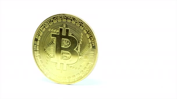 Zlaté Mince Symbolem Bitcoin Izolovaných Bílém Pozadí — Stock video