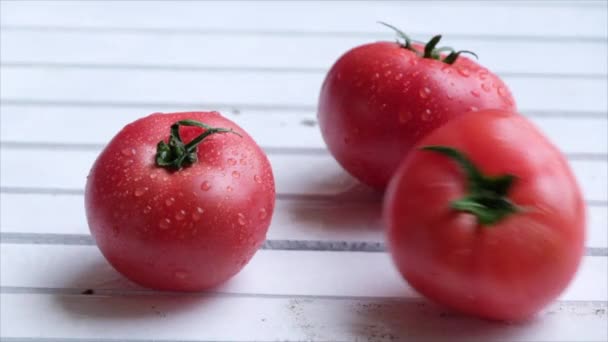 Tomates Maduros Com Gotas Água — Vídeo de Stock