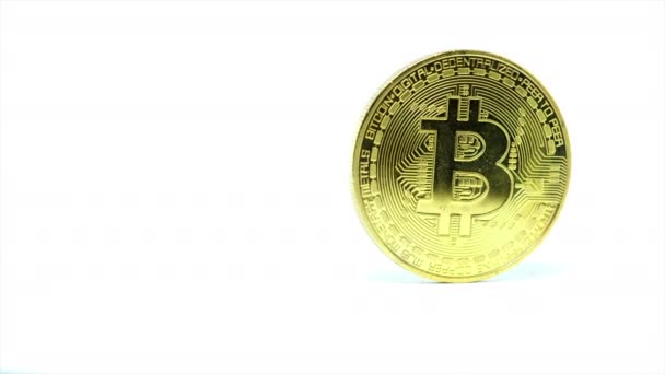 Zlaté Mince Symbolem Bitcoin Izolovaných Bílém Pozadí — Stock video