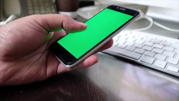 Mão Segurando Smartphone Com Tela Verde — Vídeo de Stock