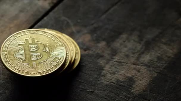 Gouden Munten Voor Btc Cryptocurrency Houten Achtergrond — Stockvideo