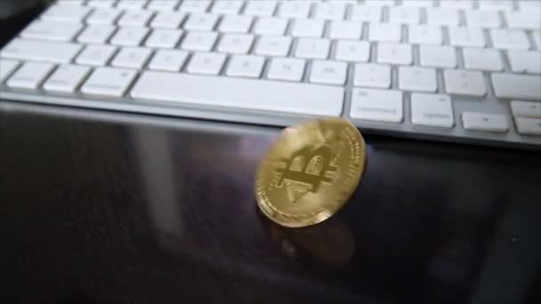 テーブル上でビットコインを回転させる — ストック動画
