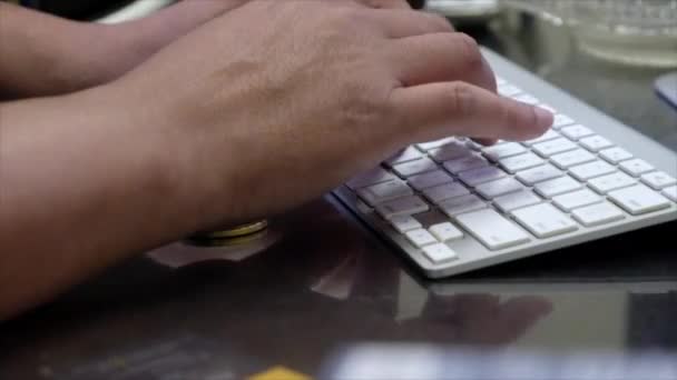 男人的手在键盘上打字 — 图库视频影像