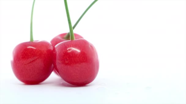 Cerezas Frescas Maduras Sobre Fondo Blanco — Vídeos de Stock